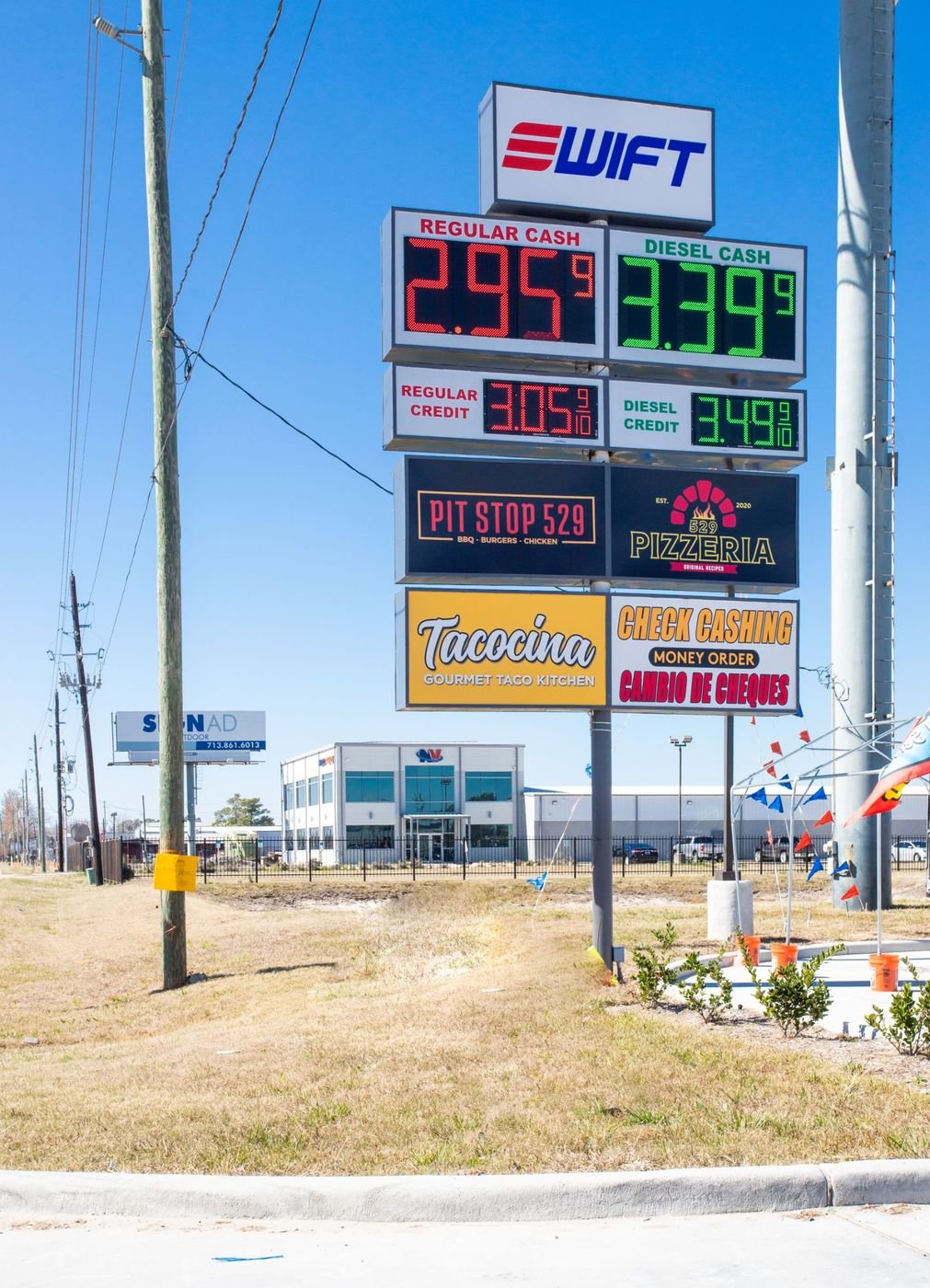 Swift — multi-tenant pylon sign by SI Signs USA